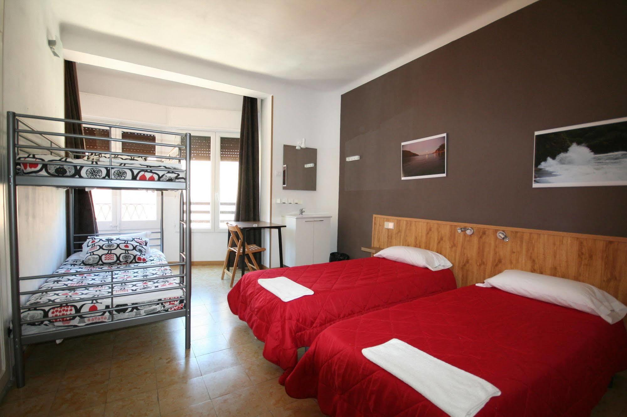 Hostal Juventus Portbou Esterno foto