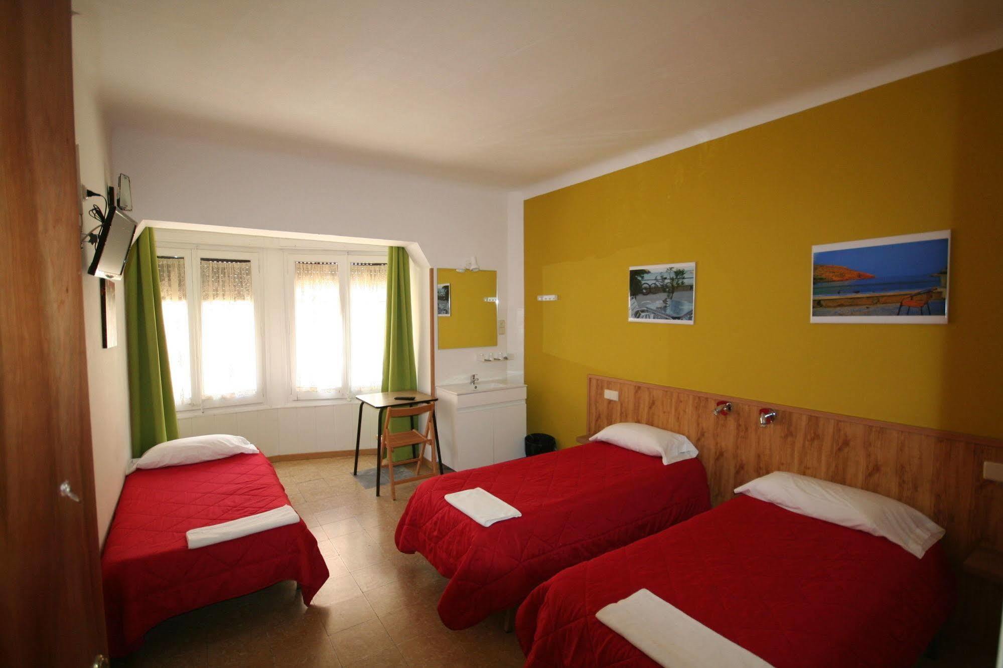 Hostal Juventus Portbou Esterno foto