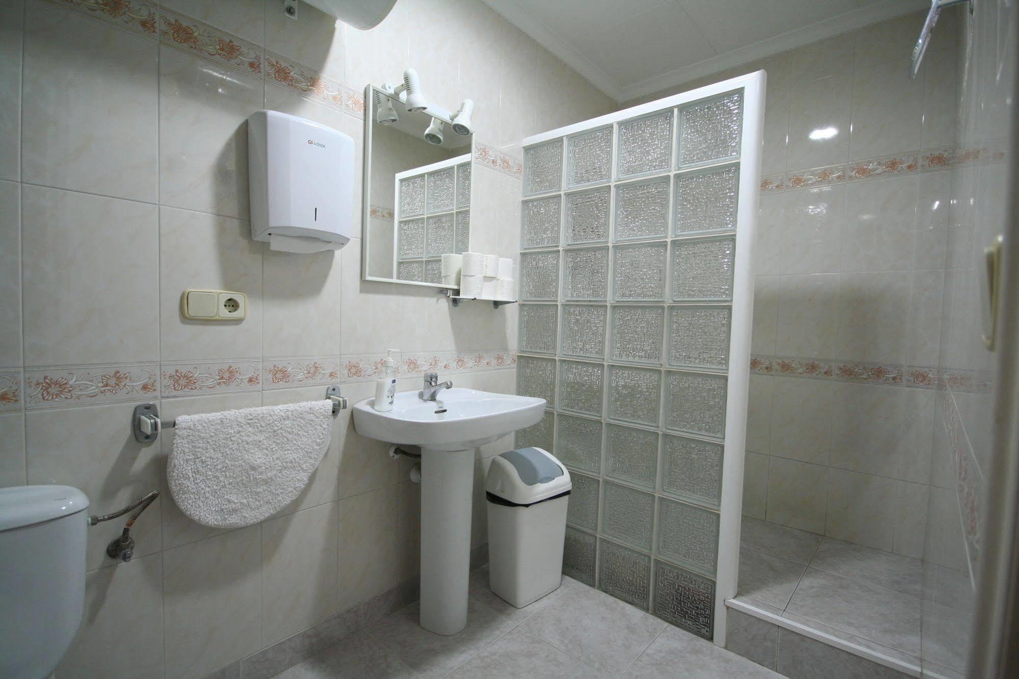 Hostal Juventus Portbou Esterno foto