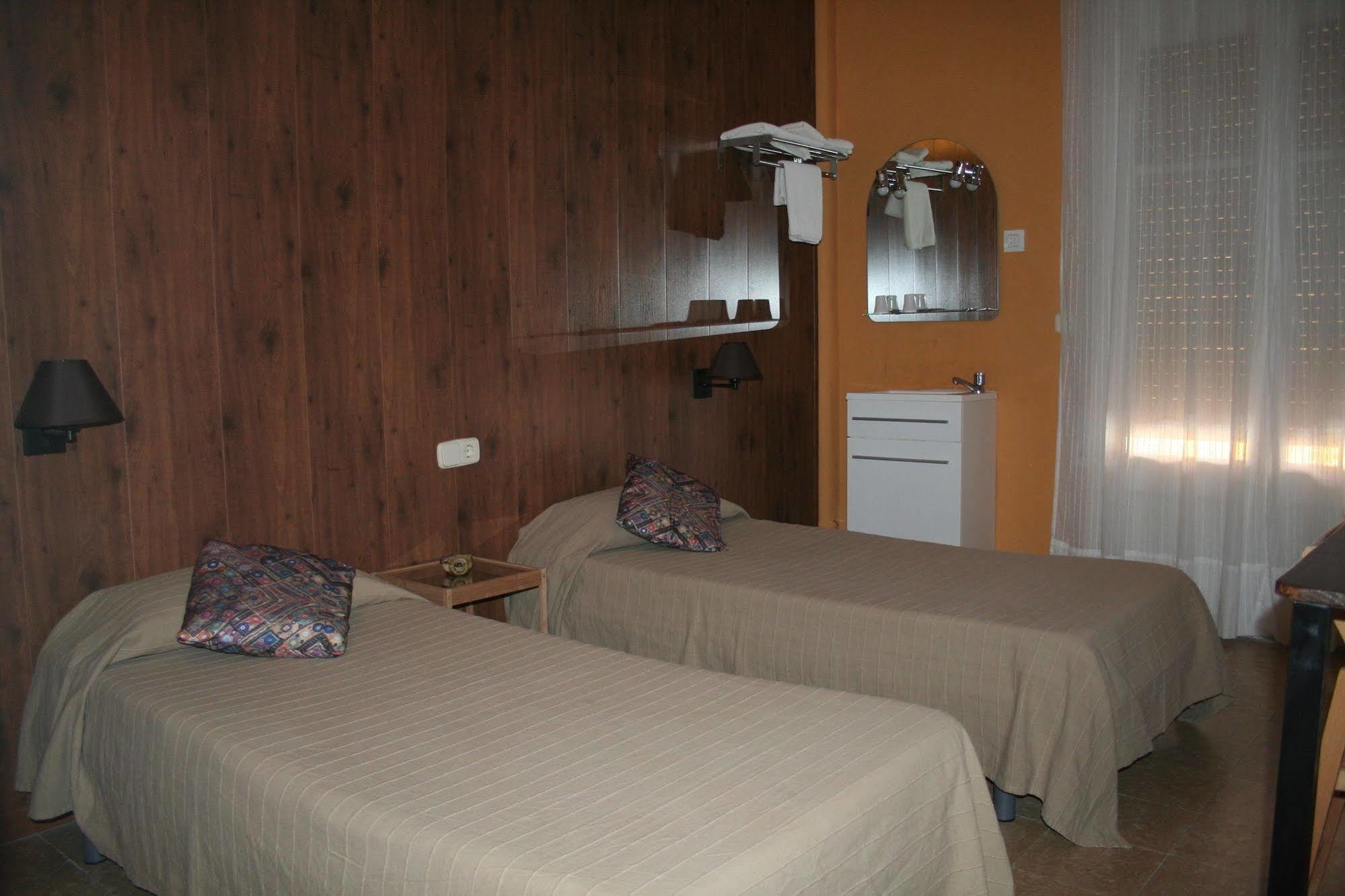 Hostal Juventus Portbou Esterno foto