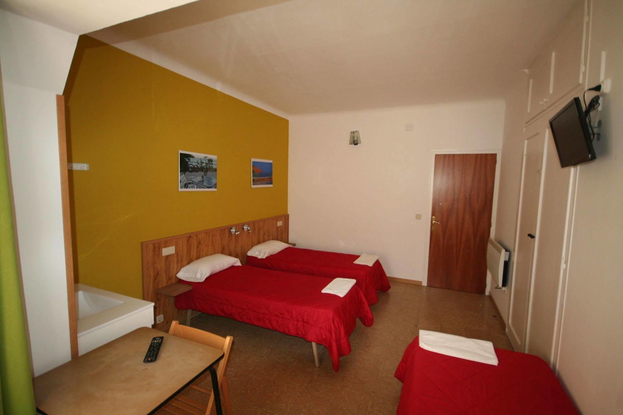 Hostal Juventus Portbou Esterno foto