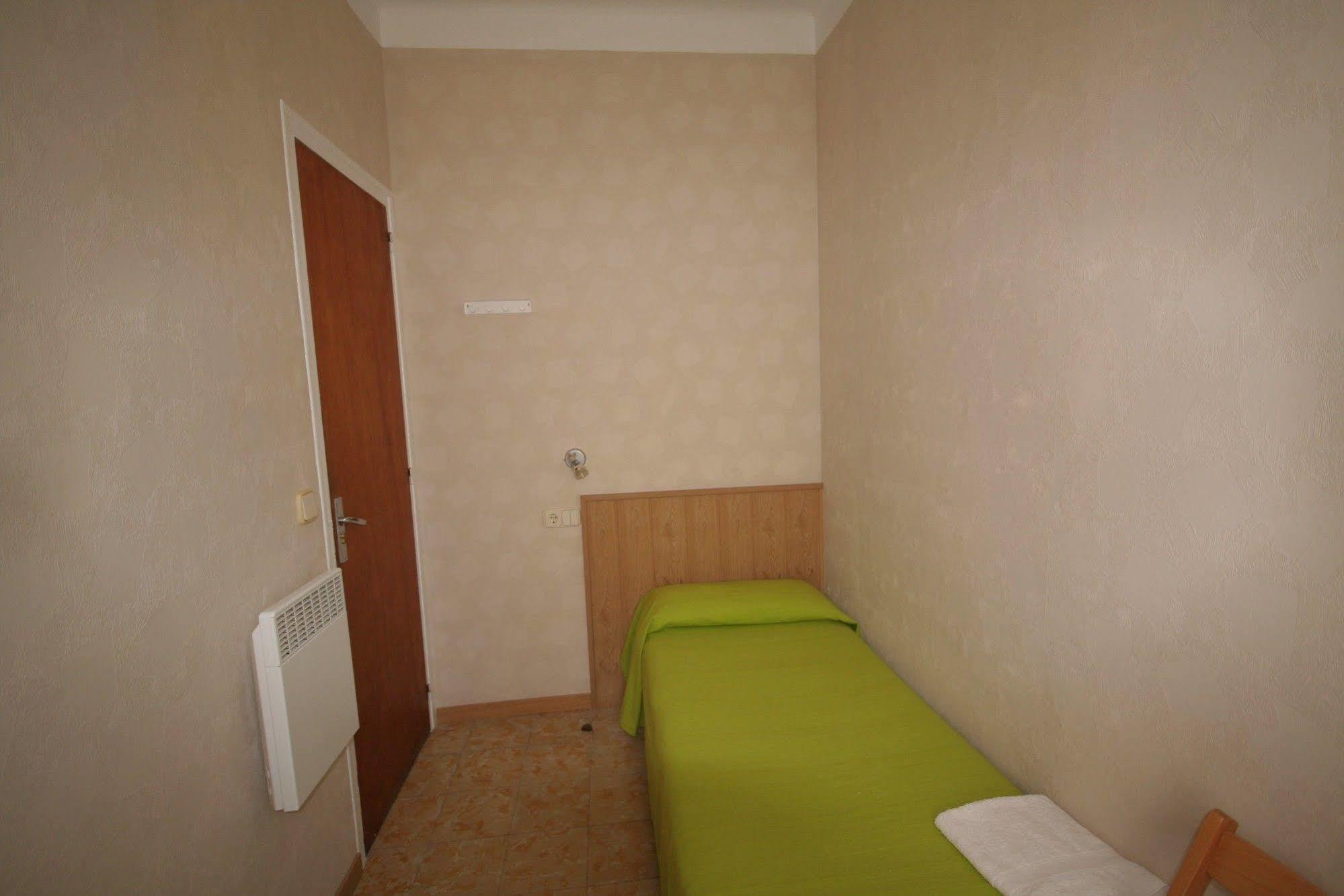 Hostal Juventus Portbou Esterno foto