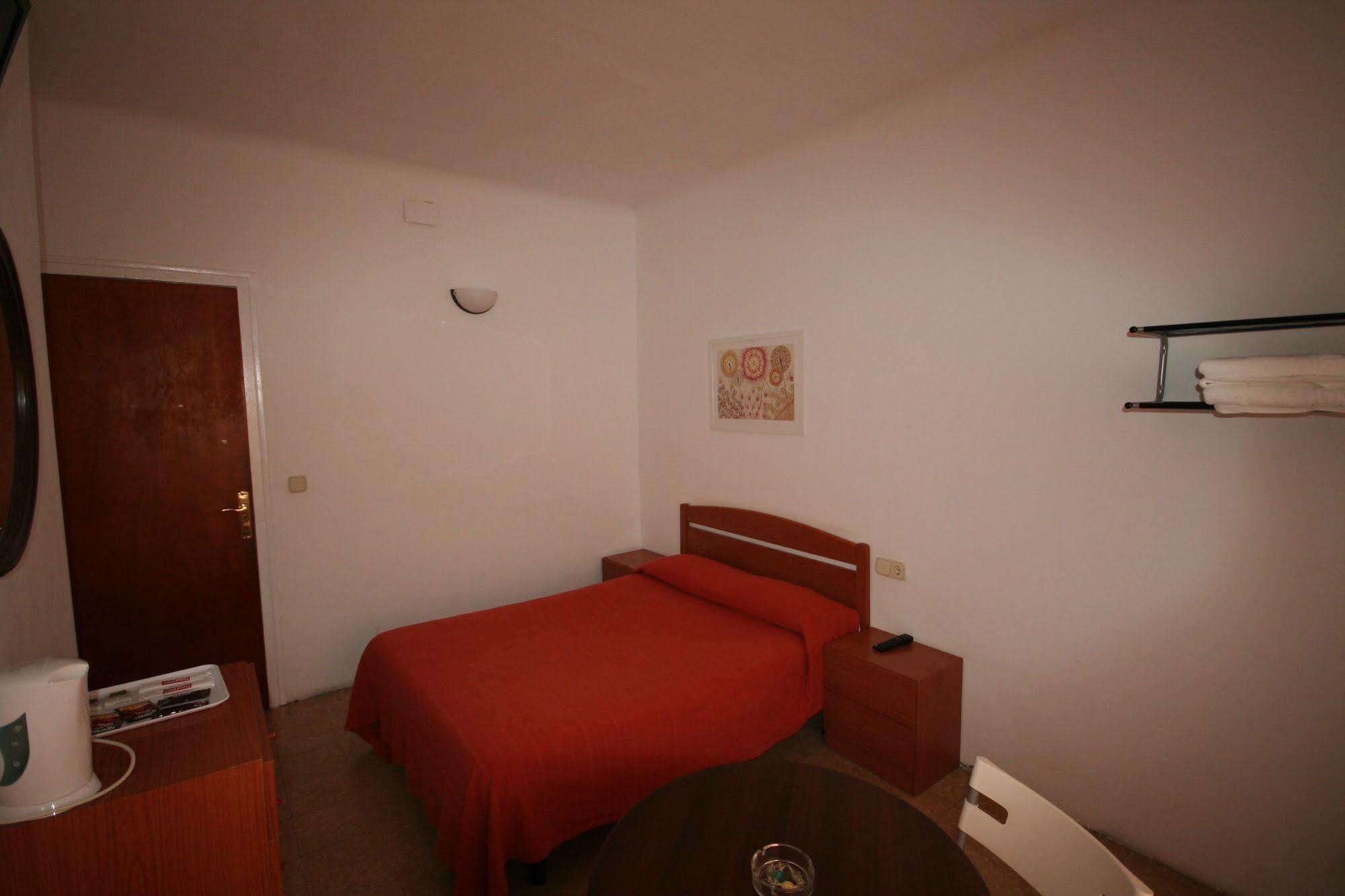 Hostal Juventus Portbou Esterno foto